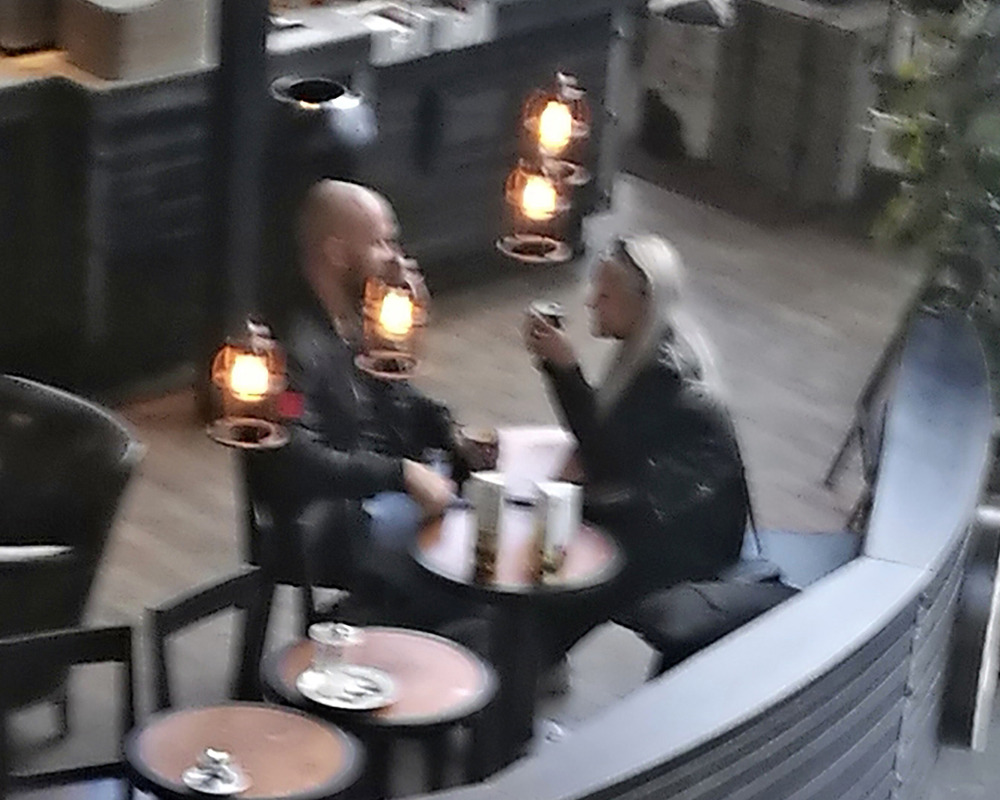 Jere Karalahti vietti perjantai-iltaa naisytävänsä kanssa kauppakeskuksessa.