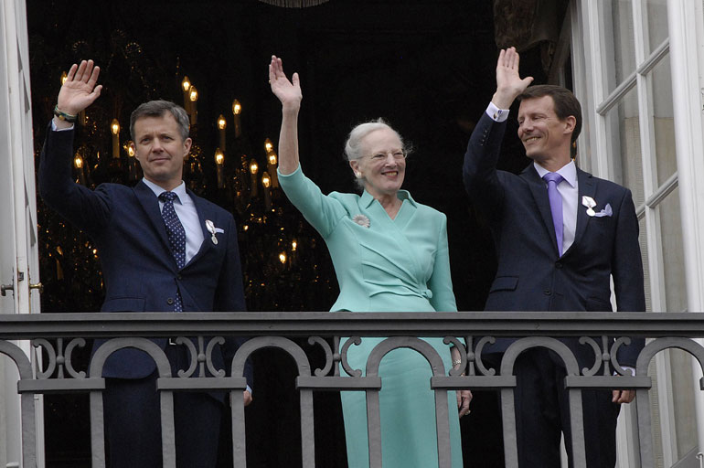 Tanskan kuningatar Margareeta, kruununprinssi Frederik ja prinssi Joachim