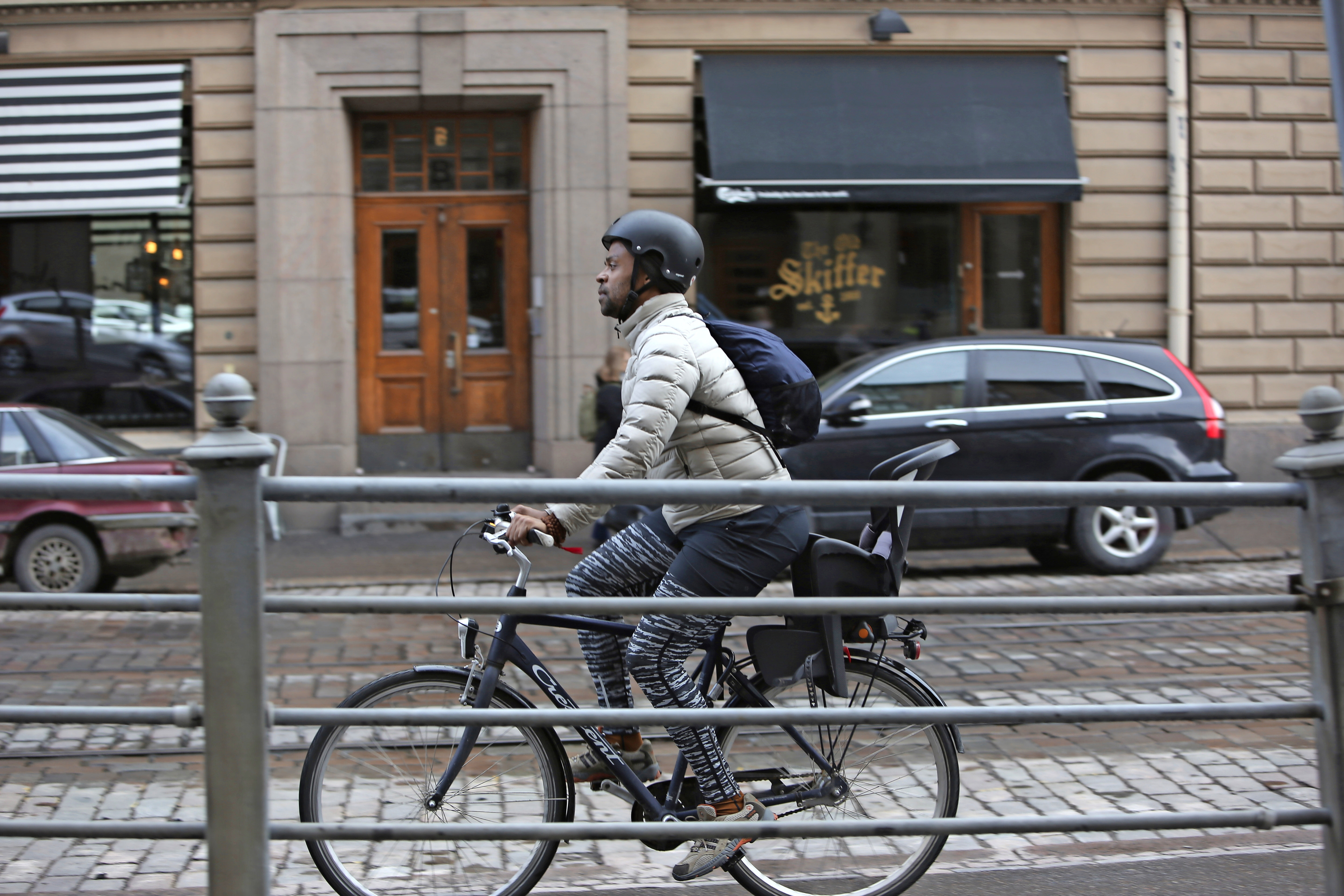 Jani Toivola pyöräilee kypärä päässä toisin kuin moni muu helsinkiläinen.