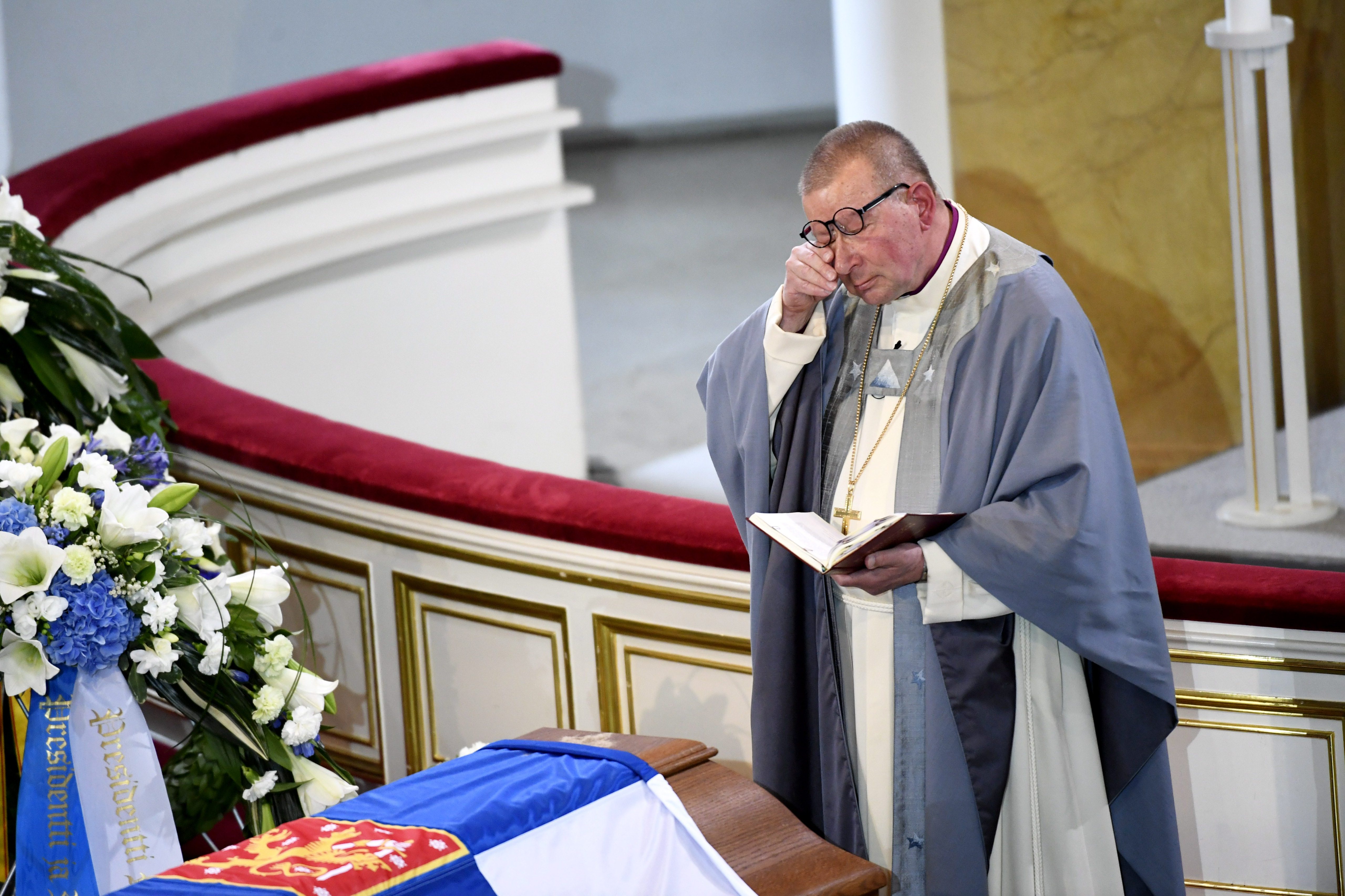 Eero Huovinen Mauno Koiviston hautajaisissa