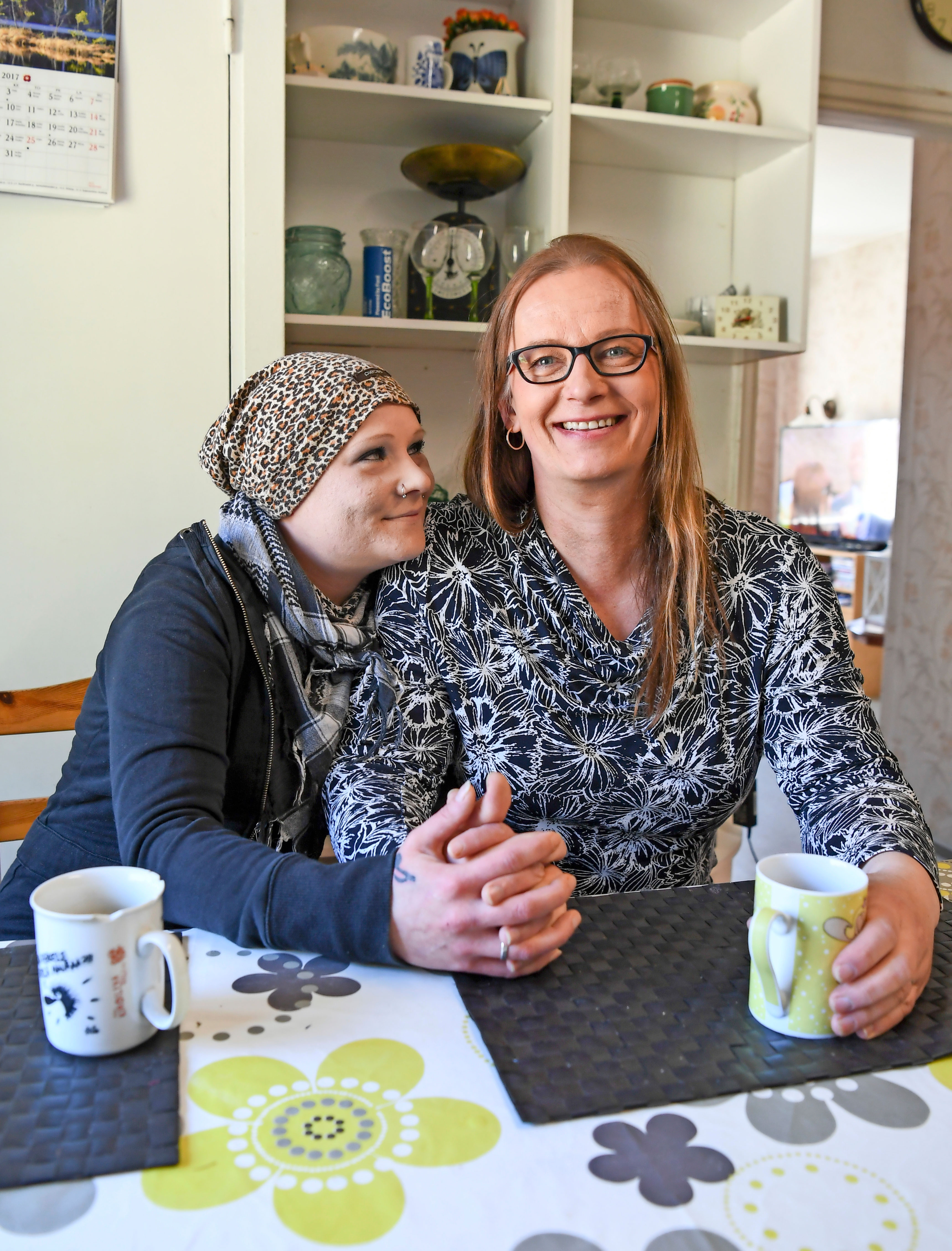 Elli Hietapakka ja Vera Räsänen rakastuivat päihdehoidossa ja menivät pian sen jälkeen kihloihin.
