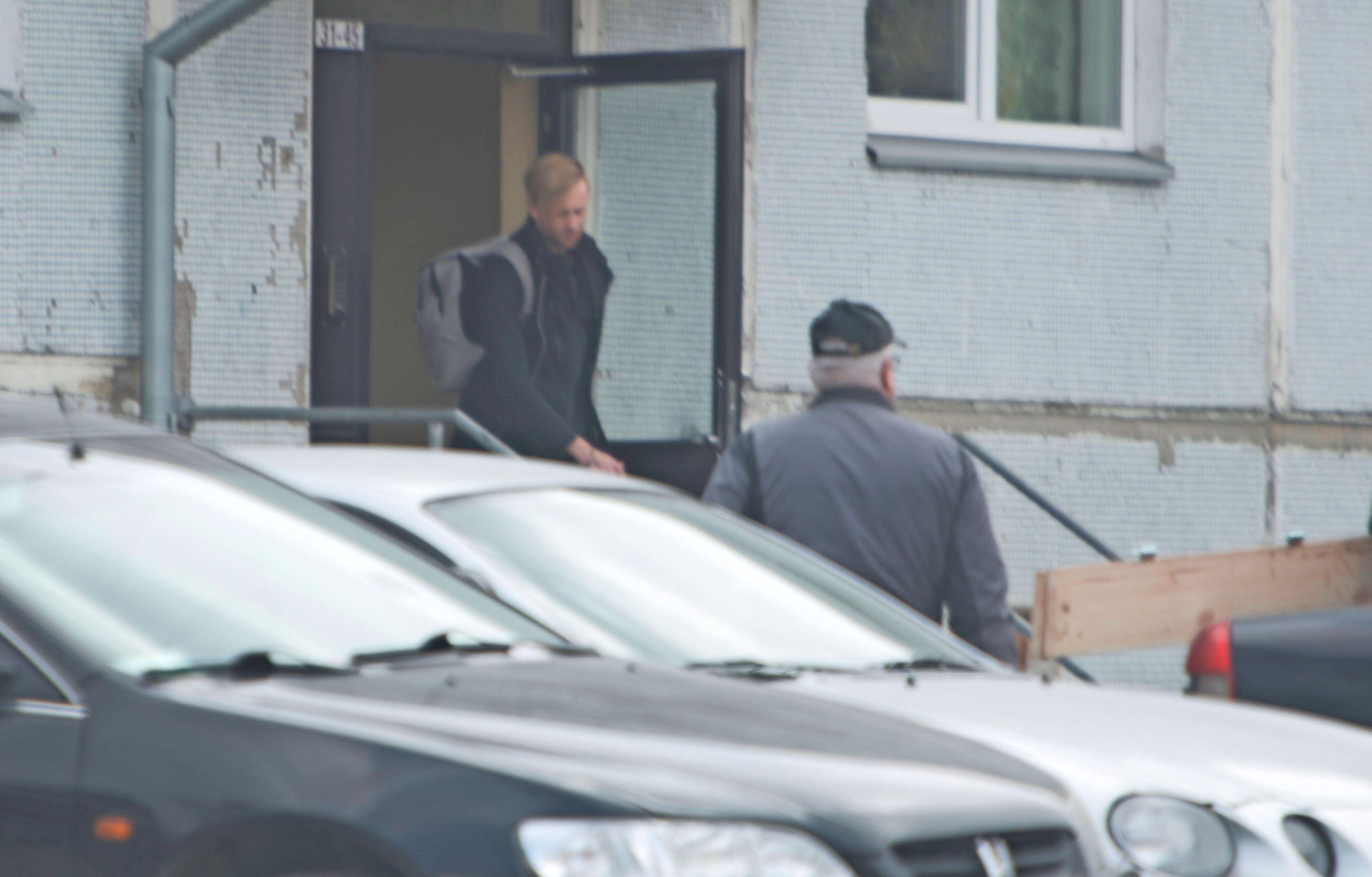 Siltsun jälkeen asunnolta kömpi ulos Siim.