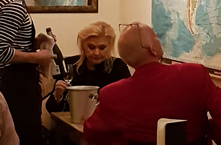 Karita Mattila kumosi kuohuvaa ravintola Tintåssa, Turussa.