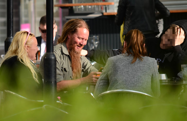 Mari ja Jouni Hynynen viihtyivät töölöläisterassilla.