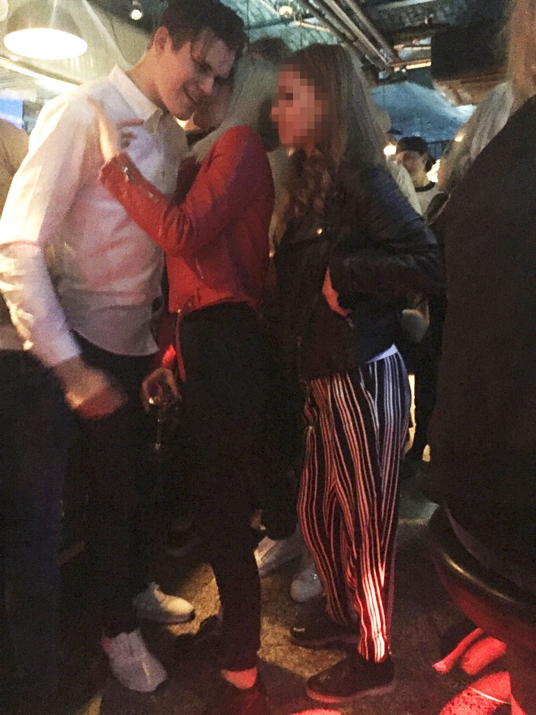Anniina syöksyi Jessen rintapielyksiin.