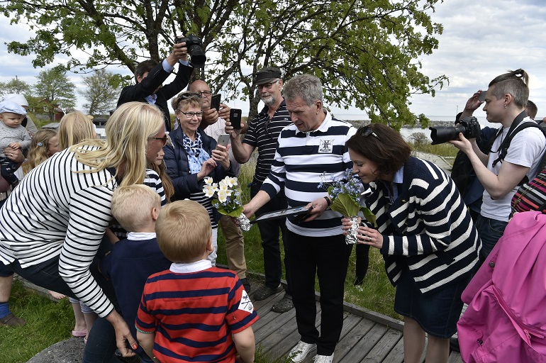 Sauli ja Jenni pysähtyivät rupattelemaan kesäasukkaiden kanssa.
