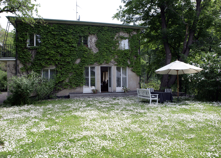 Villa Solbacken sijaitsee Tukholman viehtättävässä Djurgårdenissa.