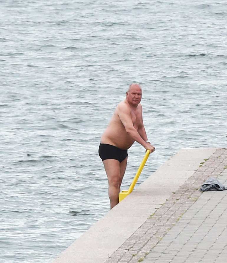 Sakari Pietilä meni uimaan.