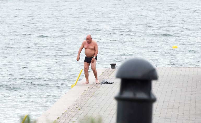 Sakari Pietilä kävi uimassa.