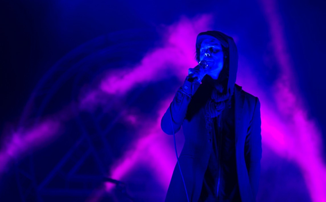 Ville Valo esiintymässä Vesa Keskisen 50-vuotispäivillä.