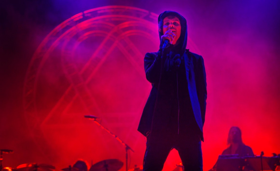 Ville Valo esiintymässä Vesa Keskisen 50-vuotispäivillä.