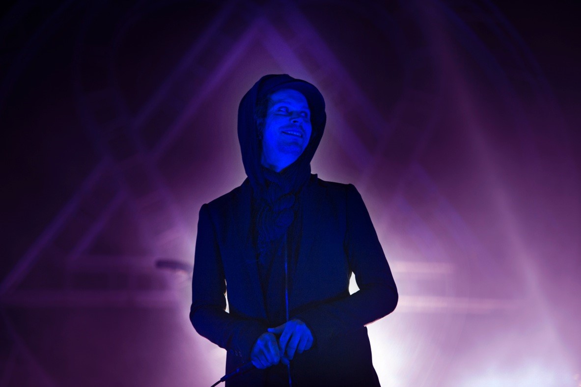 Ville Valo esiintymässä Vesa Keskisen 50-vuotispäivillä.