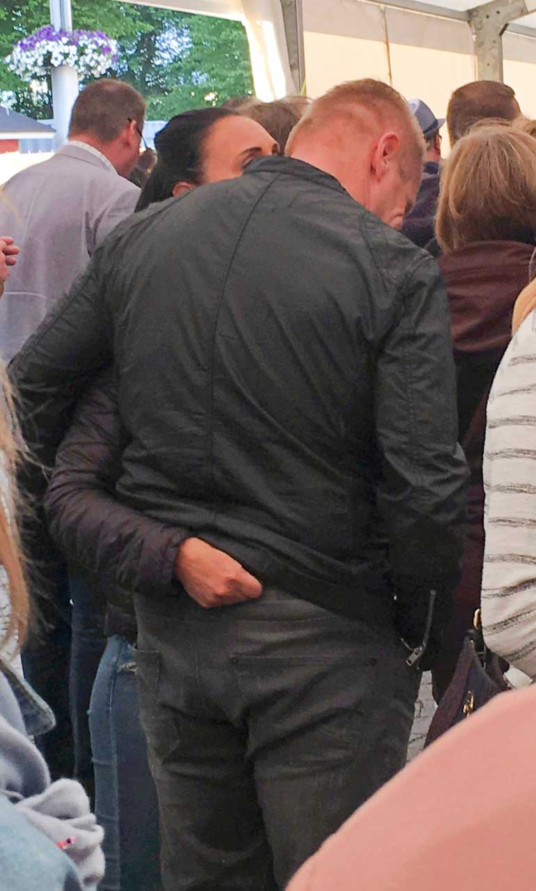 Olli ja Eveliina puristelivat toisiaan pepusta.