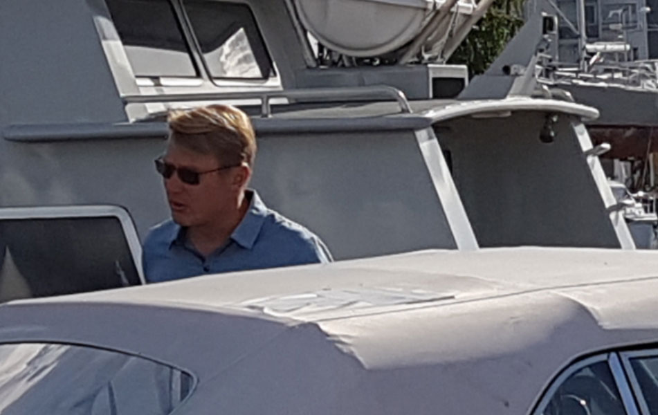 Matalaa profiilia pitänyt Mika Häkkinen saapui illansuussa Teemun ökypaatille.