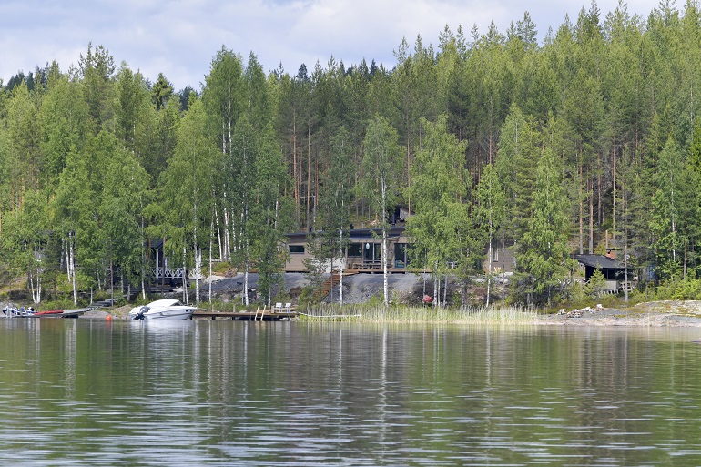 Villen mökki vesiltä.