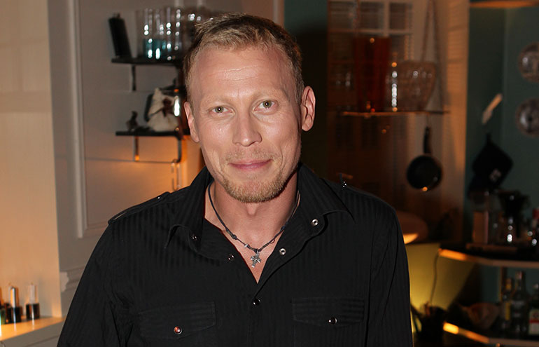 Timo Luoma poseeraa Seiskalle Salkkarit-kulisseissa