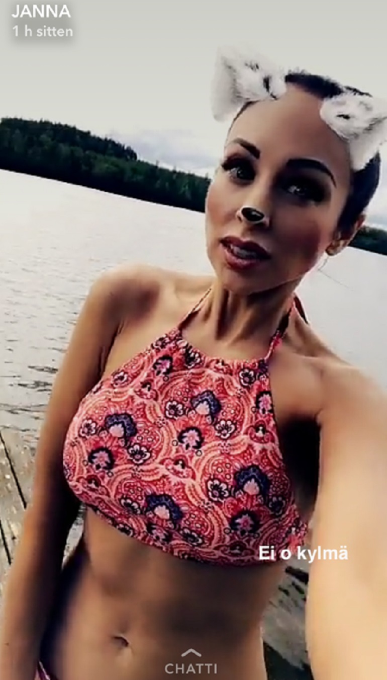 Janna uimassa.