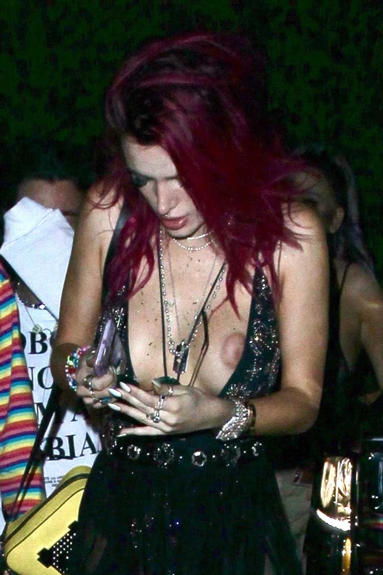 Bella Thorne paljasti povensa kuvaajille.