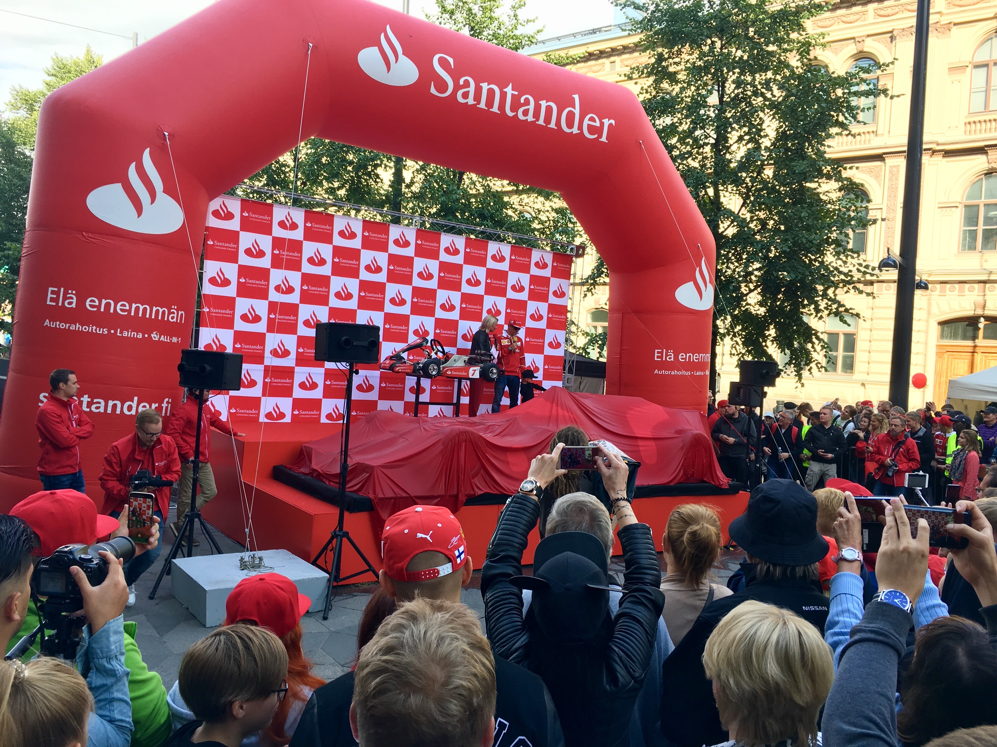 Kimi Räikkönen ja Robin Räikkönen Santanderin järjestämässä yleistötapahtumassa Helsingin keskustassa.