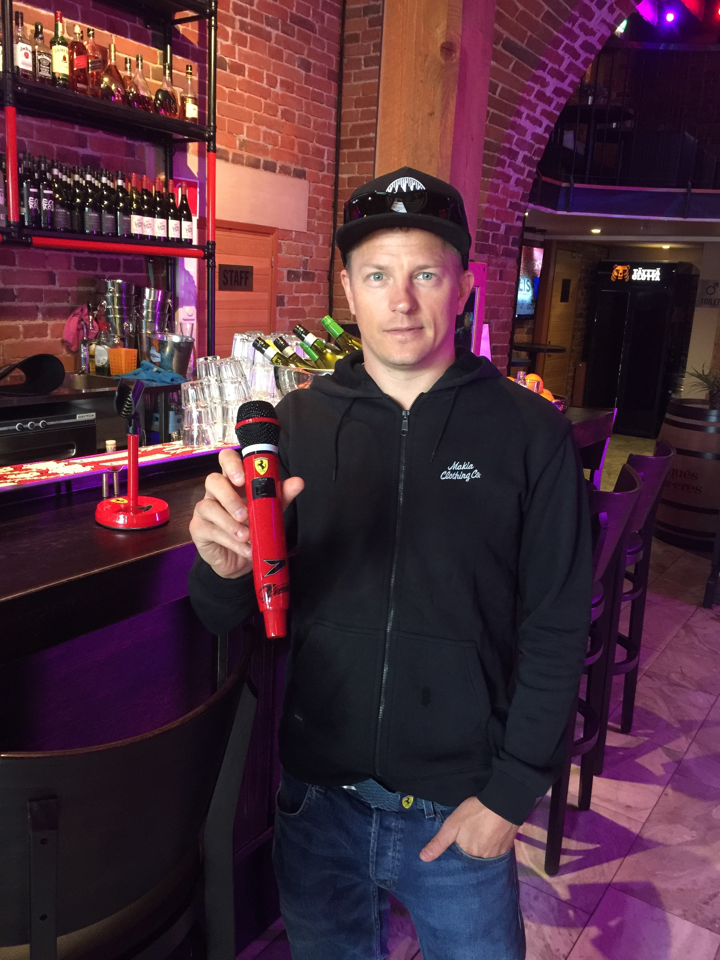Kimi Räikkönen piipahti karaokebaari Walliksessa vastaanottamassa hienon lahjan.