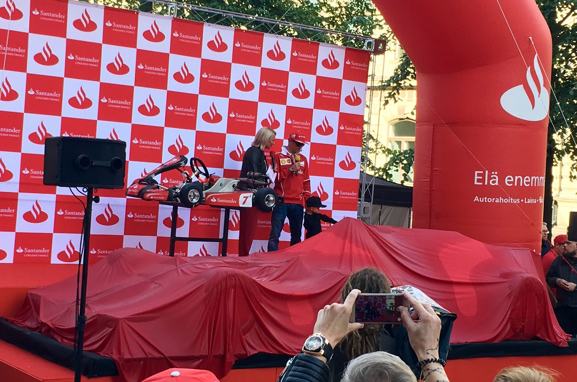 Kimi Räikkönen ja Robin Räikkönen Santanderin järjestämässä yleistötapahtumassa Helsingin keskustassa.