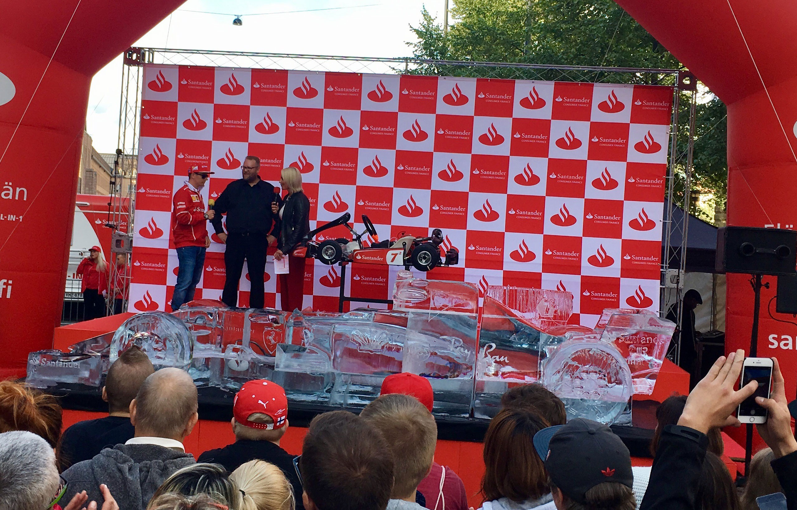 Kimi Räikköselle paljastettiin jäinen Ferrari, joka on tarkka kopio italialaistallin F1-kilpa-autosta.