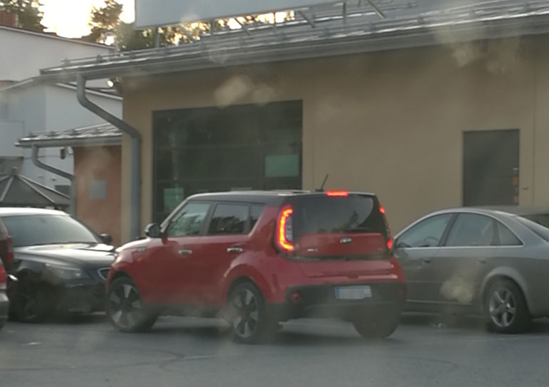 Erika Vikman kurvasi uudella kärryllä ostoksille.