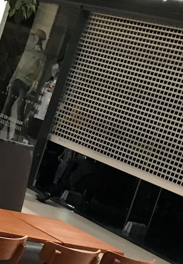 ...kunnes kaunis nainen avasi rulla-oven ja räppäri pääsi pujahtamaan sisään.