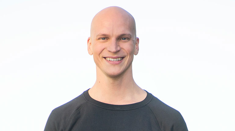 Riku Niemine poseeraa Seiskalle