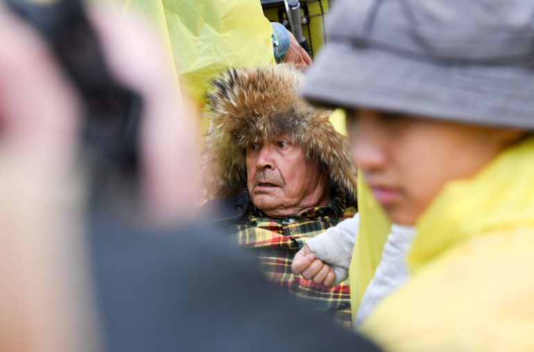 Heikki murahtaa olevansa jo eläkkeellä, mutta kuvaavansa silti elokuvia "harrastuksekseen."