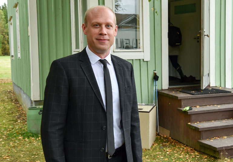 Iikka Forss nauttii näyttelemisestä Heikki Kinnusen kanssa. – Kuvaustauoilla hänellä riittää tarinoita. Ja silloin kun kuvataan, niin homma toimii täydellisesti.