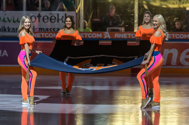 Ottelun alkushow'n aikana Sparkling Stars edustaa jäällä.