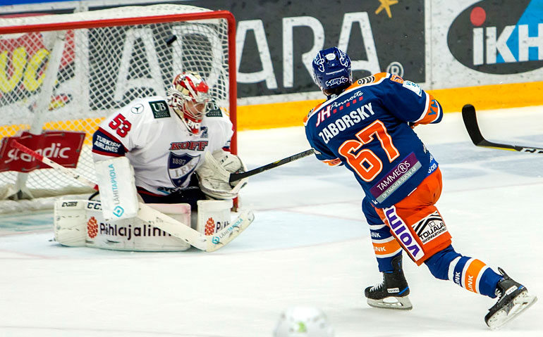 Tapparan slovakkitykki Tomas Záborský ampuu ottelun avausmaalin. Limppu pamahtaa yläpeltiin ohi HIFK-vahti Atte Engrenin.
