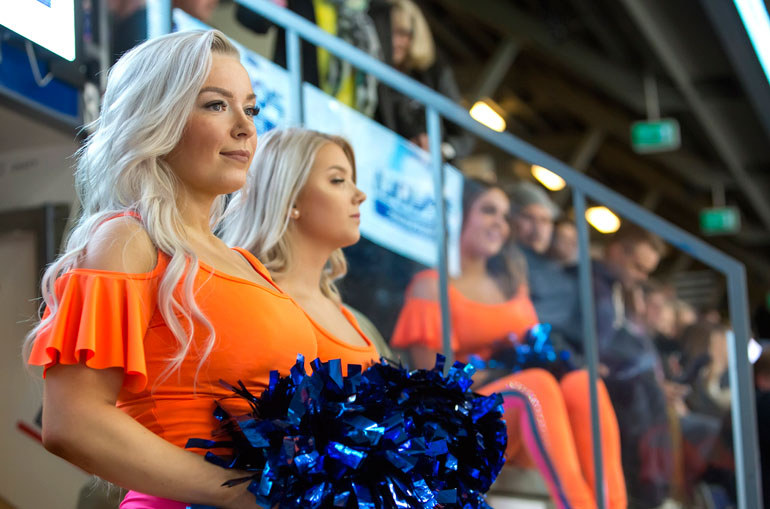 Cheerleadereilla on mahdollisuus myös seurata itse ottelua. Pelikatkoilla tanssijalka alkaa vipattaa.