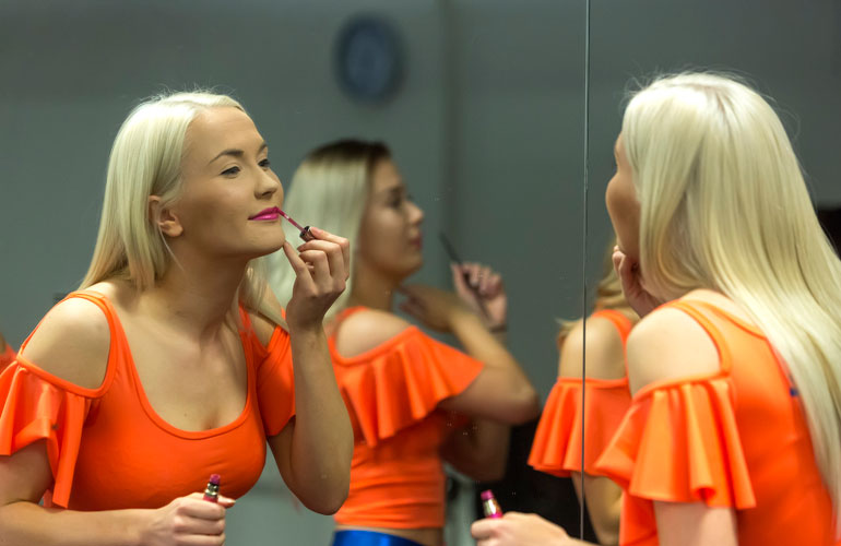 Kokovartalopeilien edessä käy kuhina, kun kaunottaret ehostavat itseään.