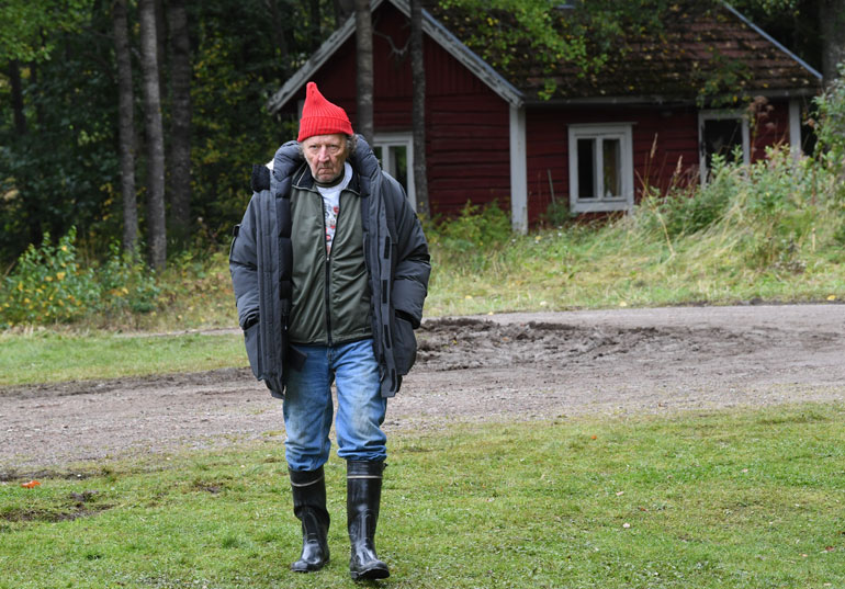 Sulevi Peltola, 70, esittää Kolehmaisen ukkoa, jonka kotitalo möllöttää Mielensäpahoittajan pellon takana. – Minä olen vain sellainen marginaalihahmo. Se on tuo Heikki, joka joutuu tekemään suuremman työn, vaatimaton Sulevi kuittaa.