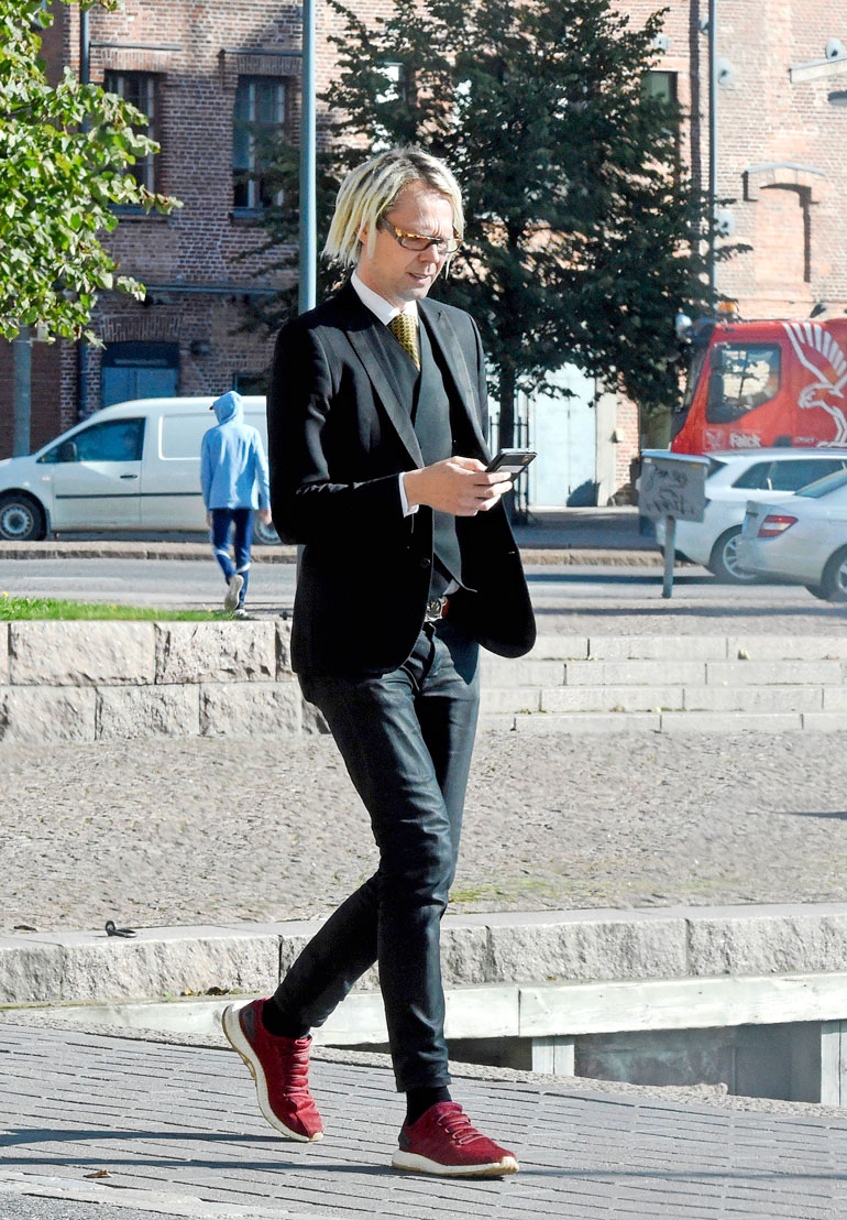 Jufo keskittyi puhelimeensa.