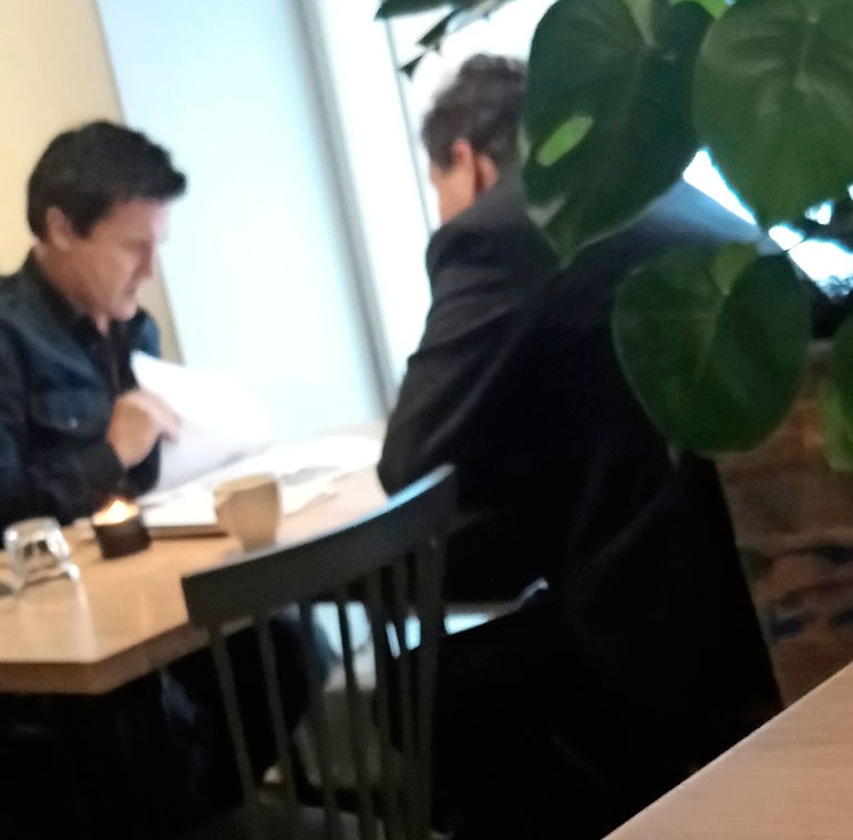 Sedu ja Jethro pyörittelivät papereita.