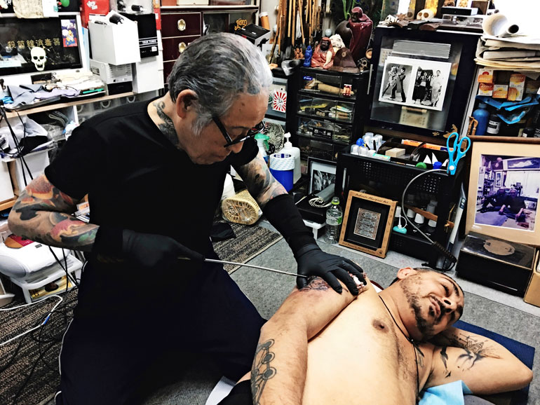 Arman tatuoitavana.