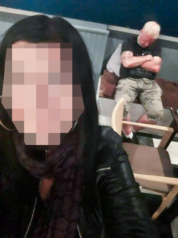 Ihmiset ottavat selfieitä Tauskin kanssa.