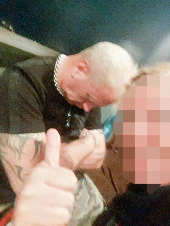 Ihmiset ottavat selfieitä sammuneen Tauskin kanssa.