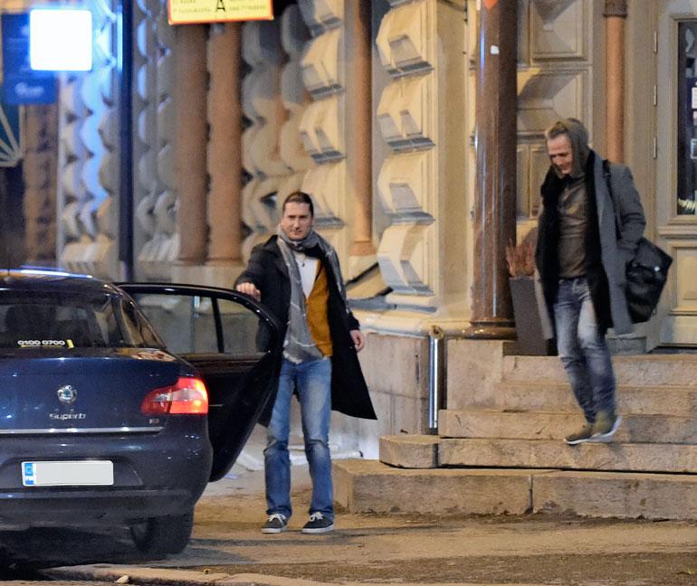 Tomi Metsäketo oluella Marko Björsin kanssa.