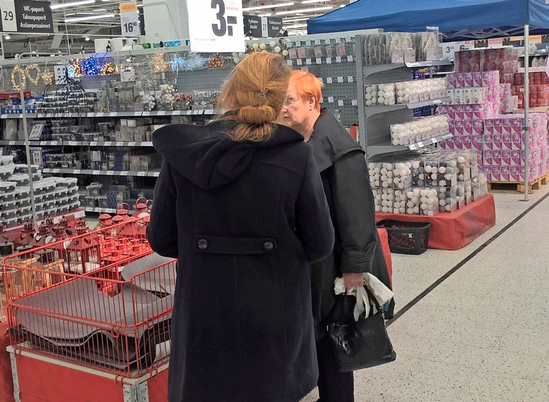 Tarja Halonen ostoksilla.