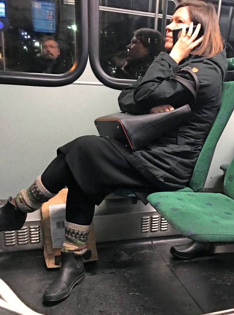 Anni Sinnemäki kailotti ratikassa.