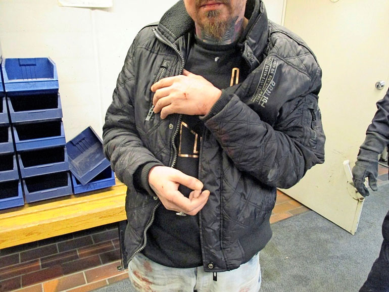 Huitsi kuvattuna kiinnioton jälkeen. Poliisi käytti kiinniotossa etälamautinta, koska Huitsi ei totellut poliisin käskytystä.