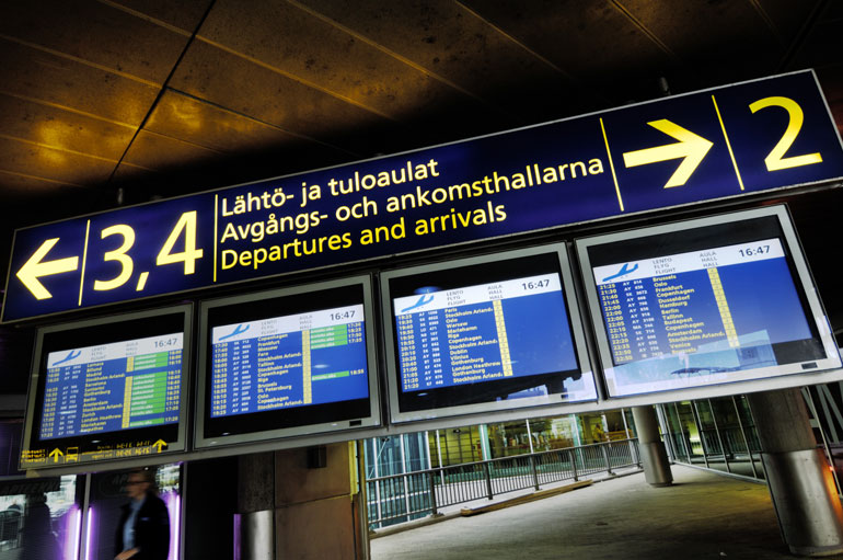 Roopen ja Saran hidastelu koetteleivat muiden matkustajien hermoja Helsinki-Vantaan lentoasemalla.