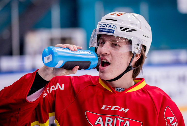 Eeli Tolvanen ja juomapullo.