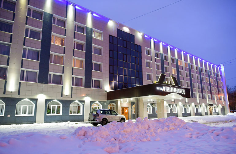 Tsherepovetsin hotelli Leningrad. Tähtiluokitus jossain yhden ja viiden välillä.