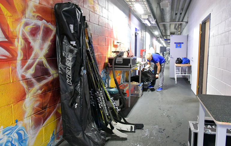 KHL:n vierasottelut ovat logistisesti valtava haaste. Seuran työntekijät painavat pitkää päivää.