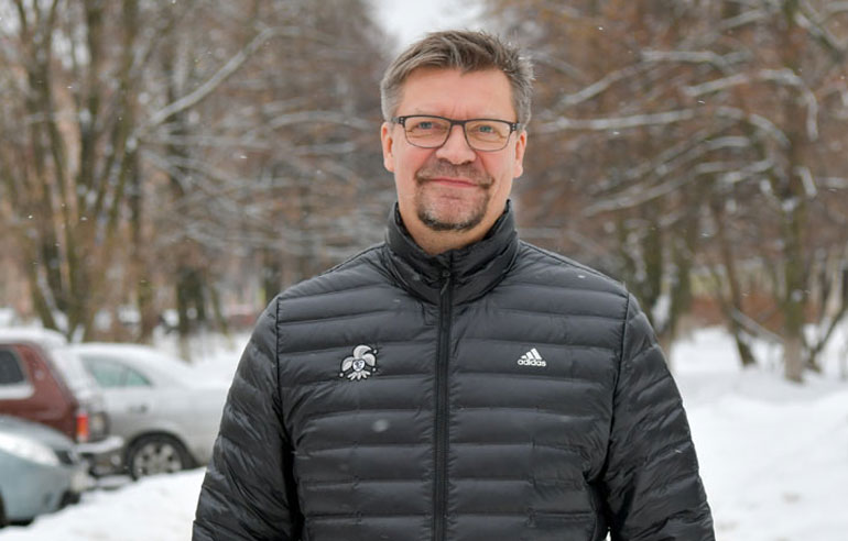 Jukka Jalonen vertaa Eeli Tolvasen laukauksen laatua Patrik Laineen hirmukutiin.